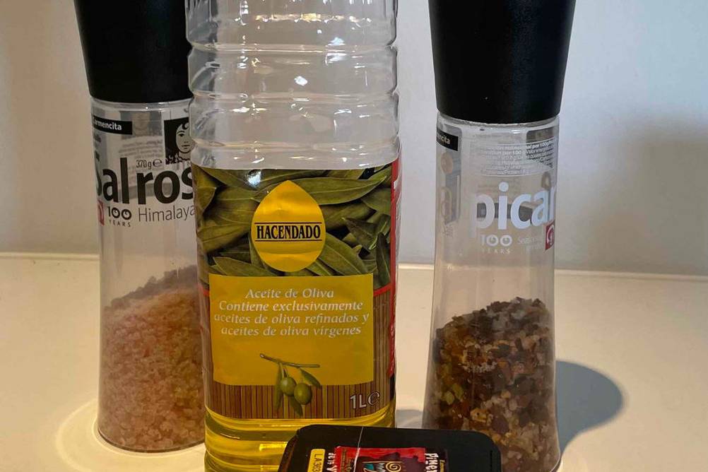 Das getestete Olivenöl steht neben weiteren Produkten.