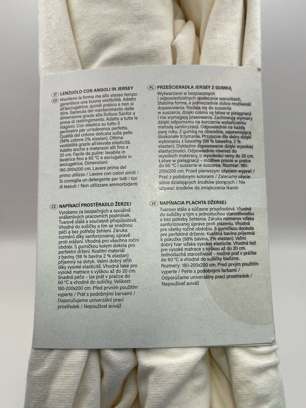 Das verpackte Spannbettlaken (180 x 200) im Test mit der Rückseite nach vorne vor einer hellen Fläche.