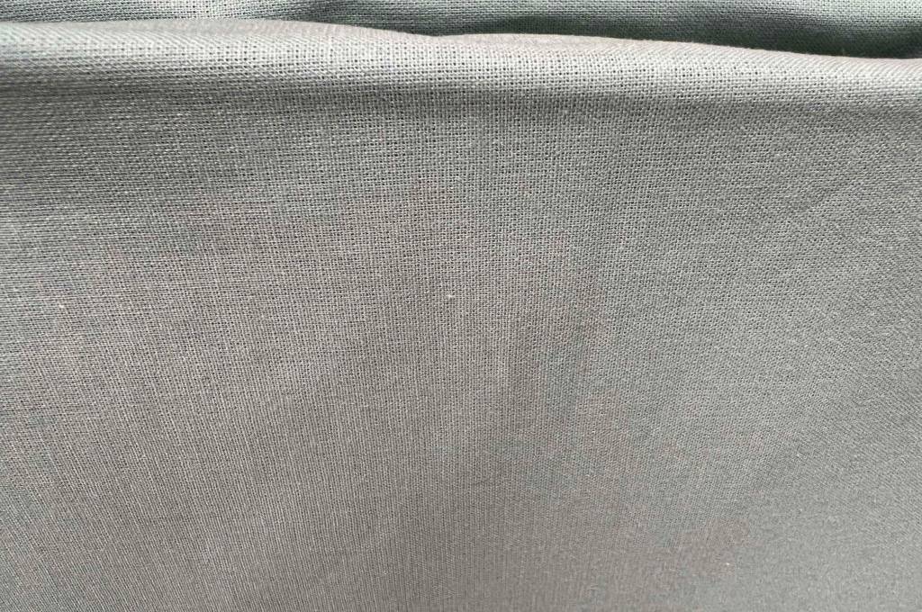 Spannbettlaken-180x200-Test: Zu sehen ist ein Hessnatur-Stoff in Nahaufnahme.