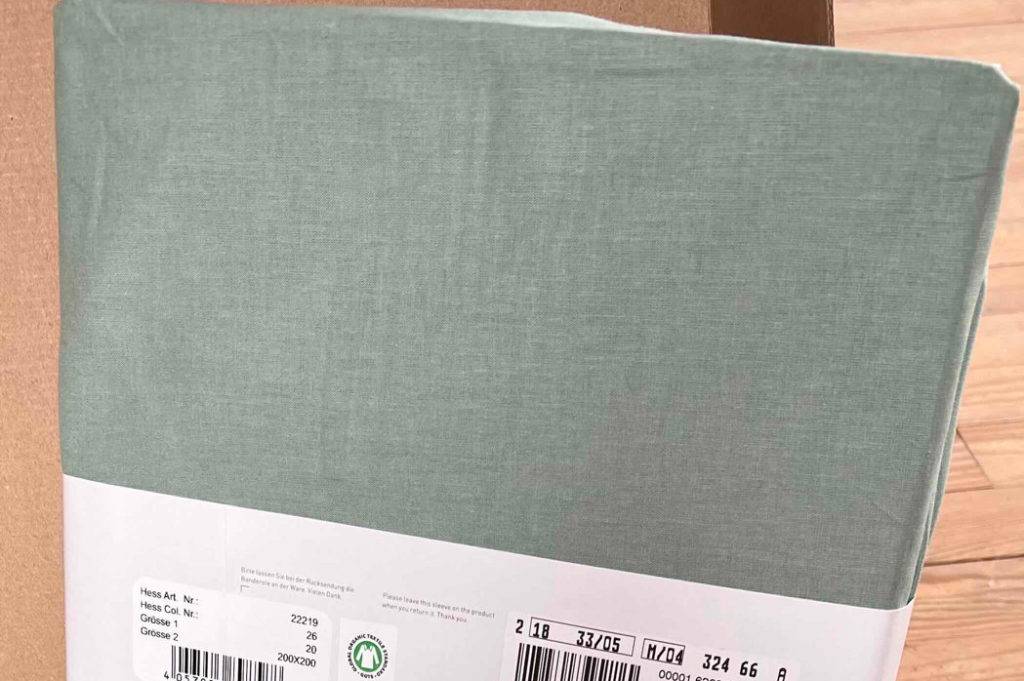 Spannbettlaken-180x200-Test: Zu sehen ist die Rückseite eines verpackten Spannbettlakens in der Farbe Schilfgrün.
