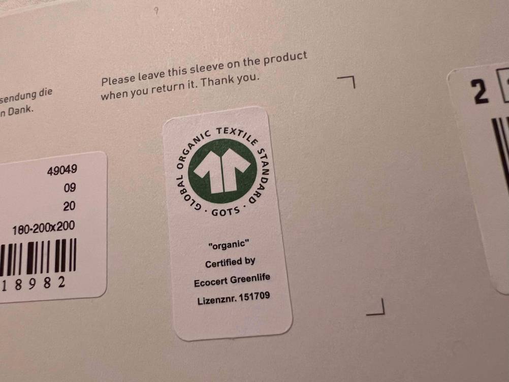 Nahaufnahme eines Aufklebers 'organic' auf der Rückseite einer Verpackung des getesteten Spannbettlaken (200x200).