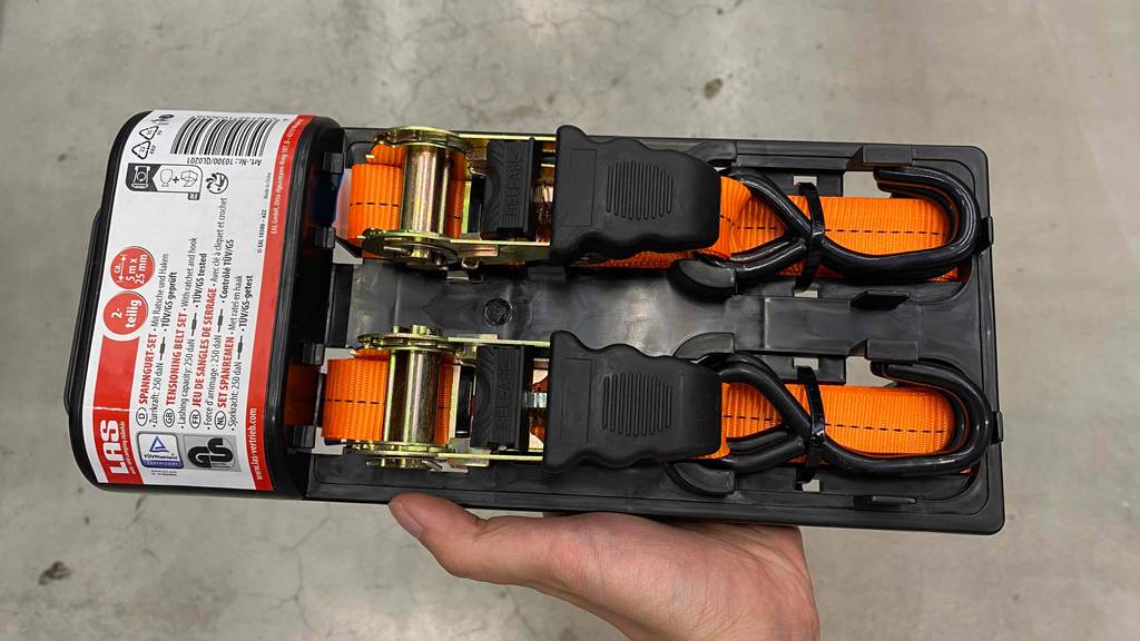 Spanngurte im Test: Zwei Spanngurte in der Verpackung. 