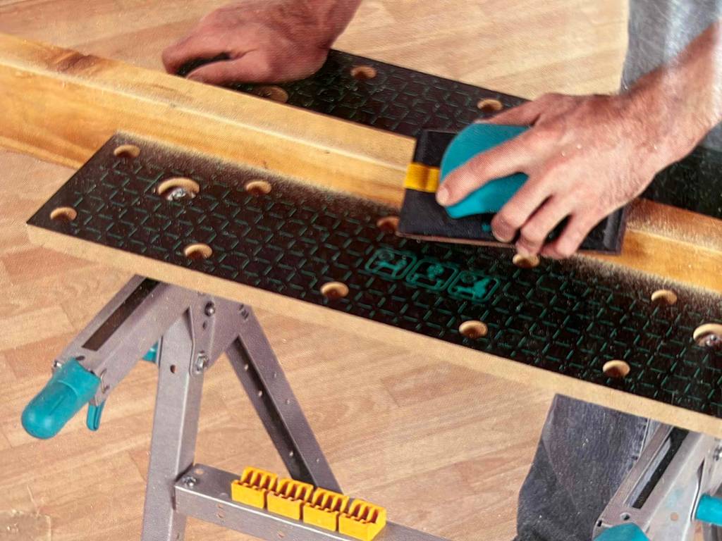 Ein Handwerker arbeitet an einem getesteten Spanntisch.