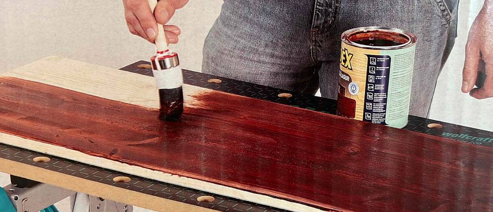 Ein Spanntisch auf dem ein Stück Holz gefärbt wird