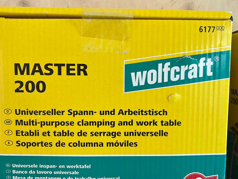 Spanntisch getestet: Nahaufnahme des Logos auf der Verpackung.