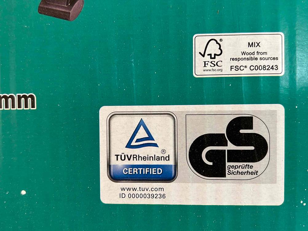 Nahaufnahme der Zertifizierungen auf der Packung des Spanntisches im Test.