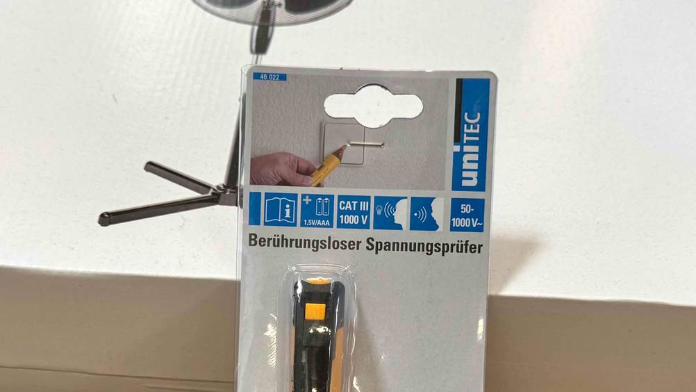 Spannungsprüfer (berührungslos) im Test: Nahaufnahme der Informationen auf der Verpackung.