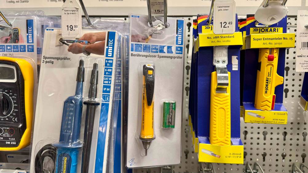 Der getestete Spannungsprüfer (berührungslos) hängt neben anderen Produkten in einem Verkaufsregal.