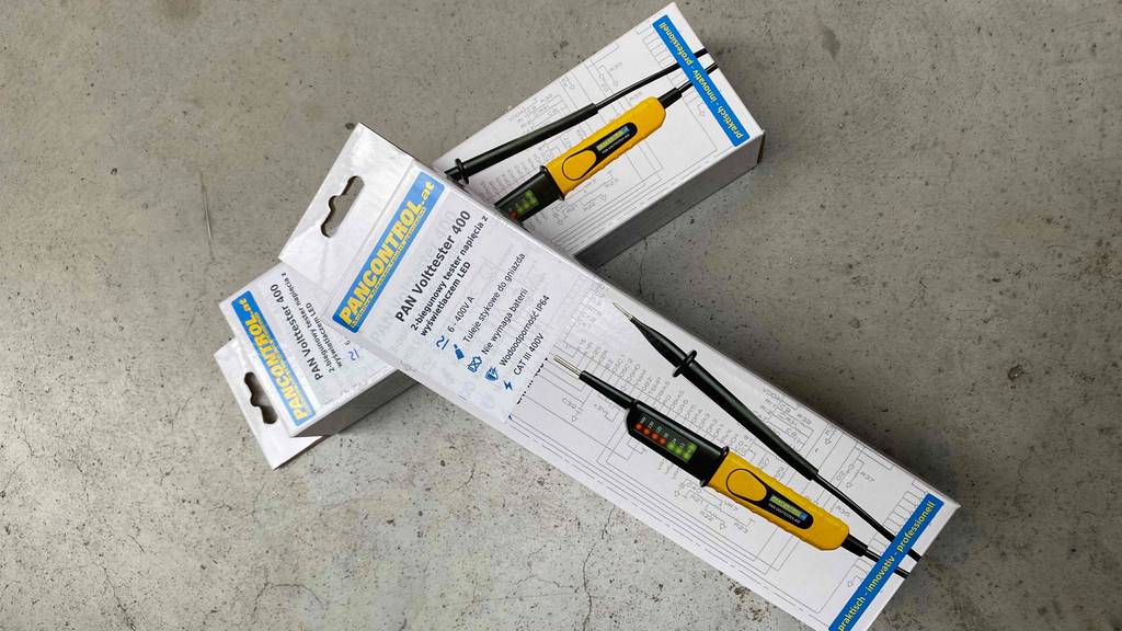 Zwei getestete Spannungsprüfer befinden sich verpackt auf dem Boden. 