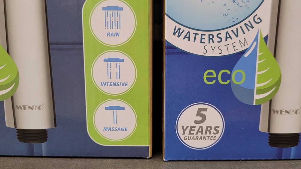 Nahaufnahme der Infografiken auf der Originalverpackung eines getesteten Sparduschkopfes.