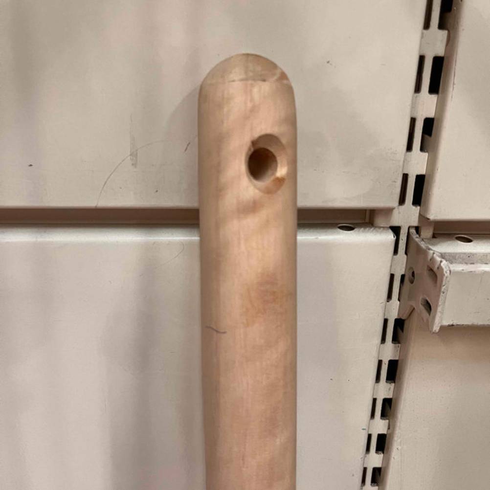 Der Stiel des getesteten Spatens ist aus Holz.