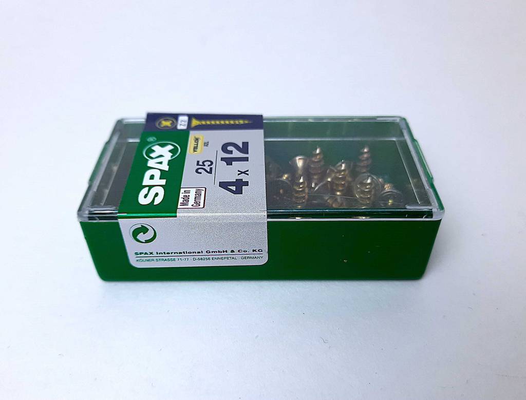 Blick von schräg seitlich auf eine Box mit Spax-Schrauben zum testen.