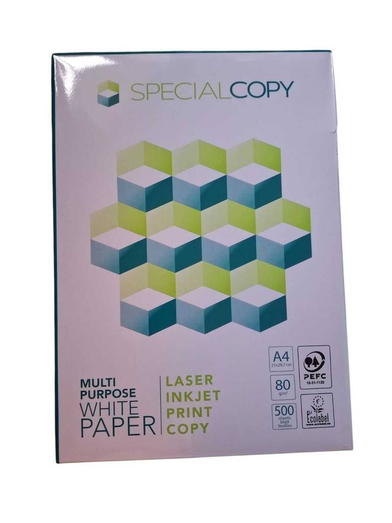 Eine 500-Blatt-Packung mit A4-Druckerpapier im Test liegt auf einer weißen Oberfläche.