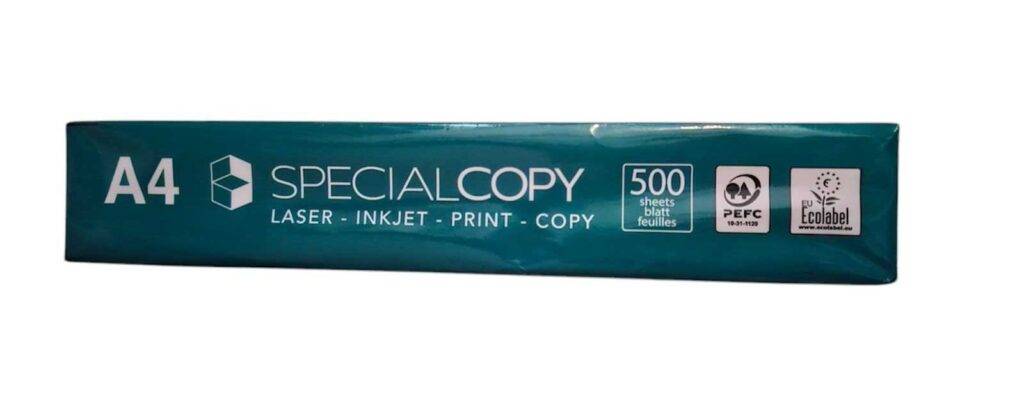 Das getestete 80-g-Druckerpapier liegt in der 500-Blatt-Packung auf einer weißen Oberfläche.