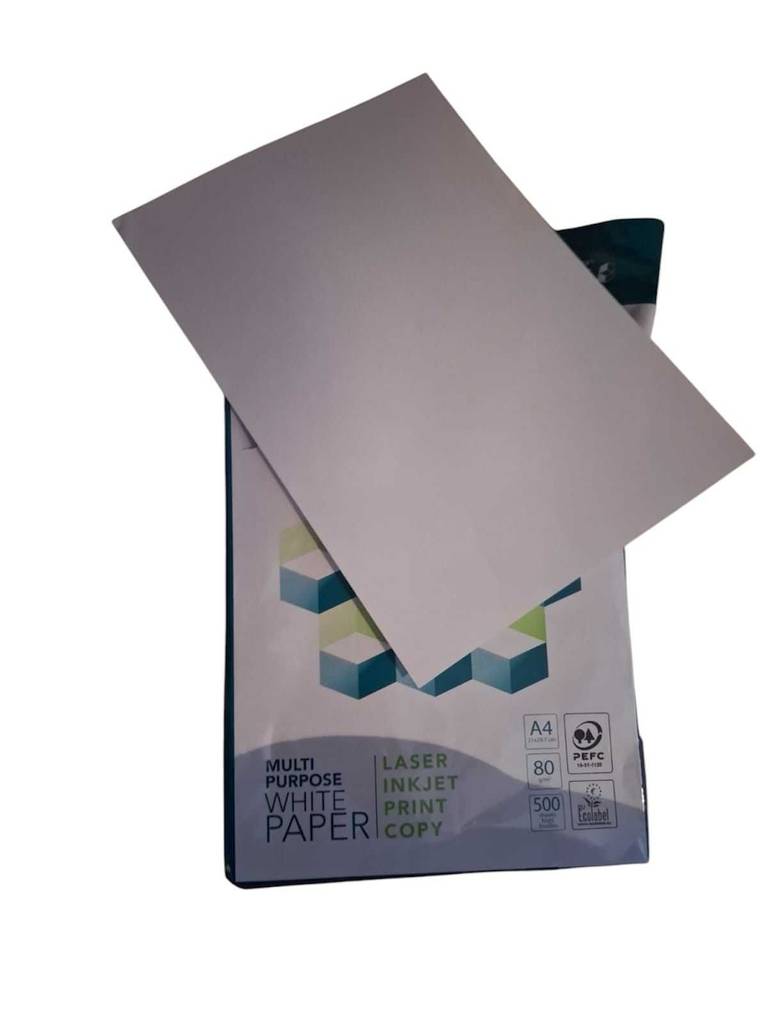 Das getestete Druckerpapier liegt auf seiner 500-Blatt-Packung.