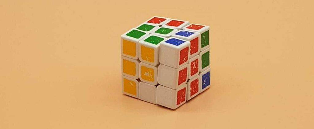 Ein Speedcube im Test liegt auf einer pfirsichfarbenen Oberfläche.