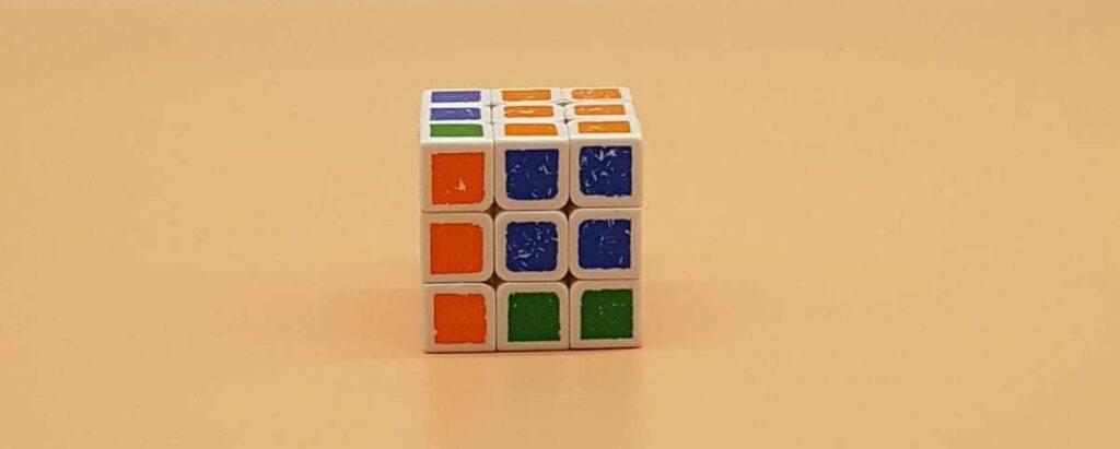 Ansicht von vorn auf eine Seite mit drei Farben auf einem getesteten Speedcube.