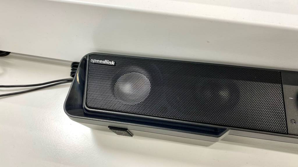 Im Test: Nahaufnahme des linken Lautsprechers und des Logos einer Bluetooth-Soundbar.