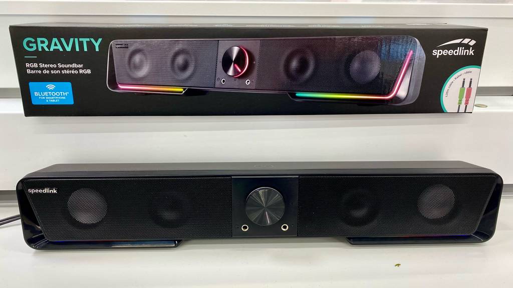 Bluetooth-Soundbar getestet: Ein Gerät von vorne unter seinem Originalkarton auf einer hellen Fläche.