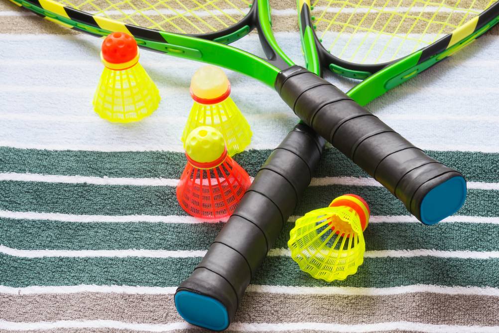 Speedminton-Test: Ein Speedminton-Set bestehend aus zwei Schlägern und mehreren Speedern liegt auf einem Handtuch.