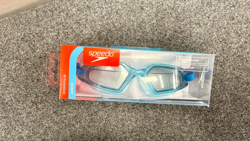 Im Test: Nahansicht einer verpackten Speedo-Schwimmbrille.
