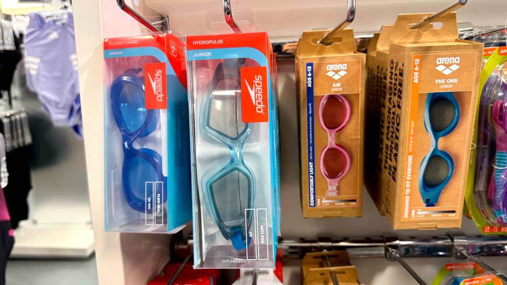 Speedo-Schwimmbrille im Test: Mehrere verpackte Brillen hängen in unterschiedlichen Ausführungen in einem Regal.