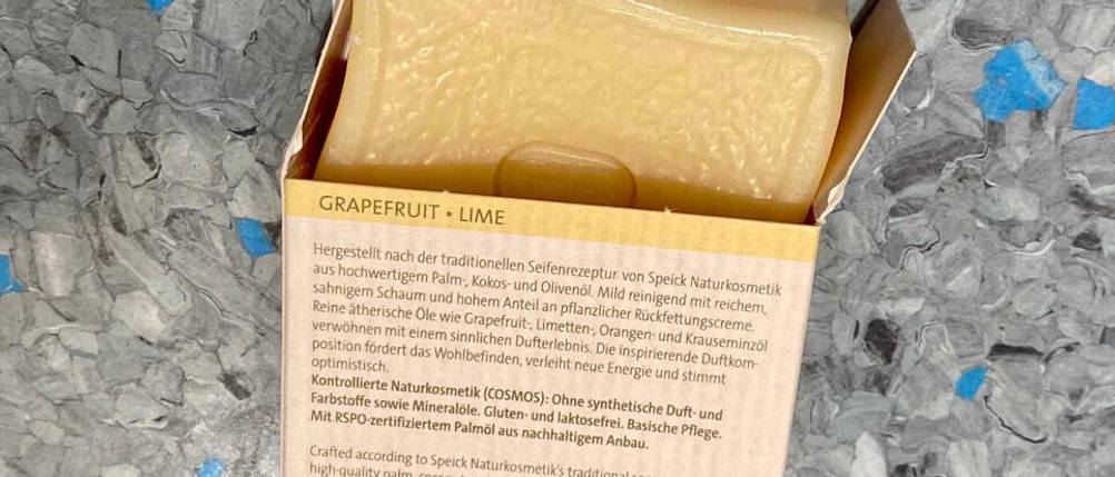 Nahaufnahme einer Bio-Seife im Test in einer beigefarbenen Schachtel inklusive Produktbeschreibung.