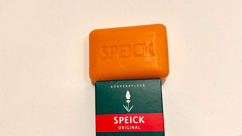 Speick-Seife im Test: Auf der Seife ist groß der Markenname eingedruckt.