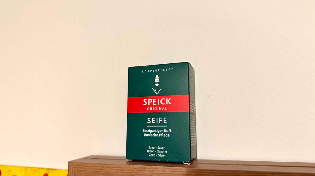 Der Originalkarton einer getesteten Speick-Seife steht auf einem Holzbrett.