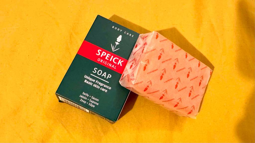 Speick-Seife im Test: Eine in Papier gewickelte Seife lehnt quer an die Kartonverpackung.