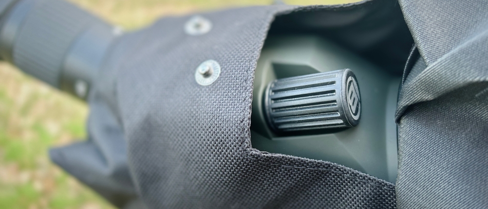 Nahaufnahme des Fokussierrads am Bresser Travel 20-60x60 Spektiv. Der geriffelte Drehknopf ist gut erreichbar und ergonomisch gestaltet.