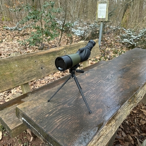 Das Gosky 20-60x60 Spektiv ist auf einem Stativ montiert. Es steht stabil auf einer Holzbank im Freien.