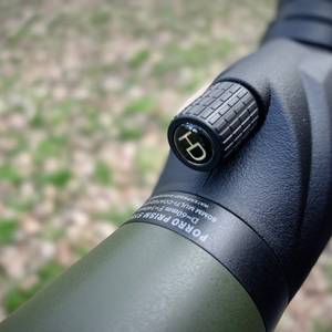 Detailaufnahme des Fokussierrads des Gosky 20-60x60 Spektivs. Der geriffelte Drehknopf mit HD-Markierung ist gut erreichbar.