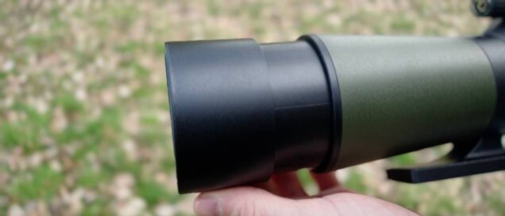 Das Gosky 20-60x60 Spektiv mit vollständig ausgezogener Sonnenblende. Die Optik ist vor Streulicht geschützt.