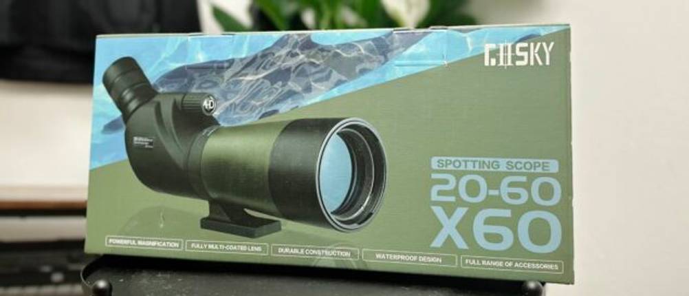 Die Verpackung des Gosky 20-60x60 Spektivs steht auf einem Tisch. Das Design zeigt eine Illustration des Spektivs mit Produkthighlights.