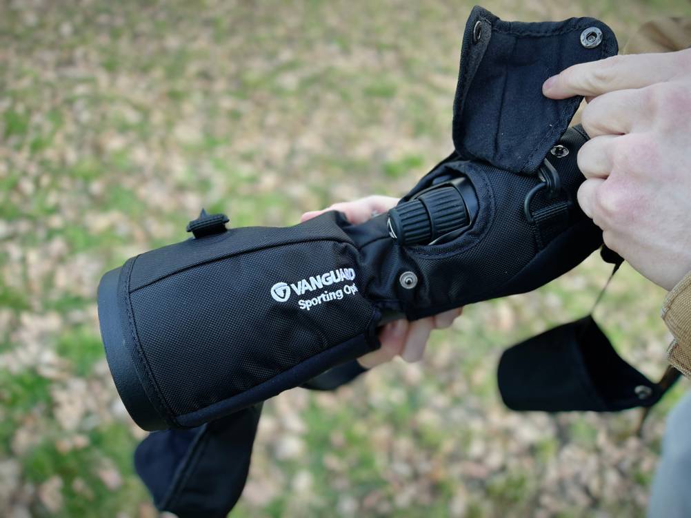 Die Bedieneinheit des Vanguard Endeavor HD 82A mit geöffnetem Schutzdeckel. Der Zoomring und das Fokusrad sind sichtbar.