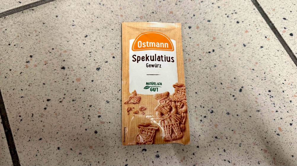 Spekulatiusgewürz im Test: Eine Packung liegt auf einem Fließenboden.