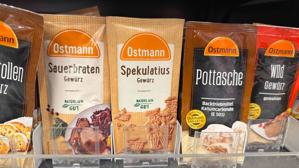 Mehrere Packungen des Spekulatiusgewürz im Test in einem Verkaufsregal neben anderen Produkten.