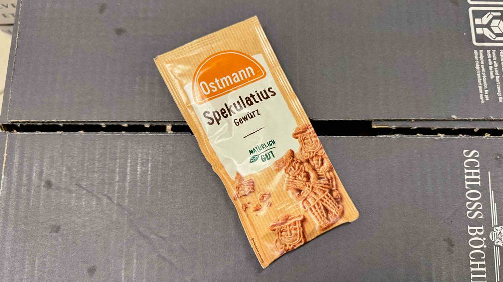 Auf einem grauen Karton liegt das getestete Spekulatiusgewürz.