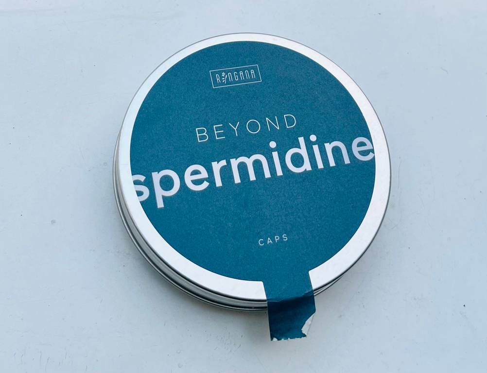 Im Test: Eine Dose Spermidin-Kapseln von oben auf einer hellen Fläche.