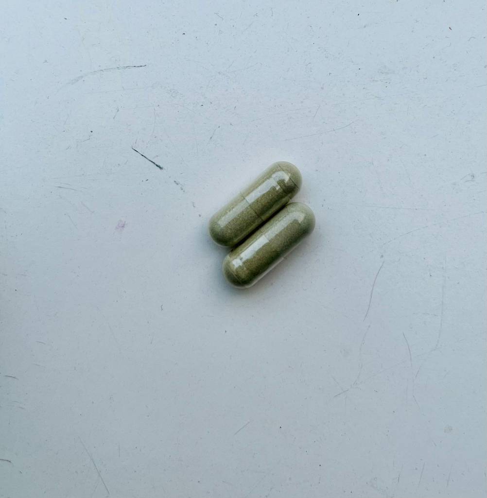 Spermidin-Kapseln-Test: Zwei Kapseln nebeneinander auf einer hellen Fläche.