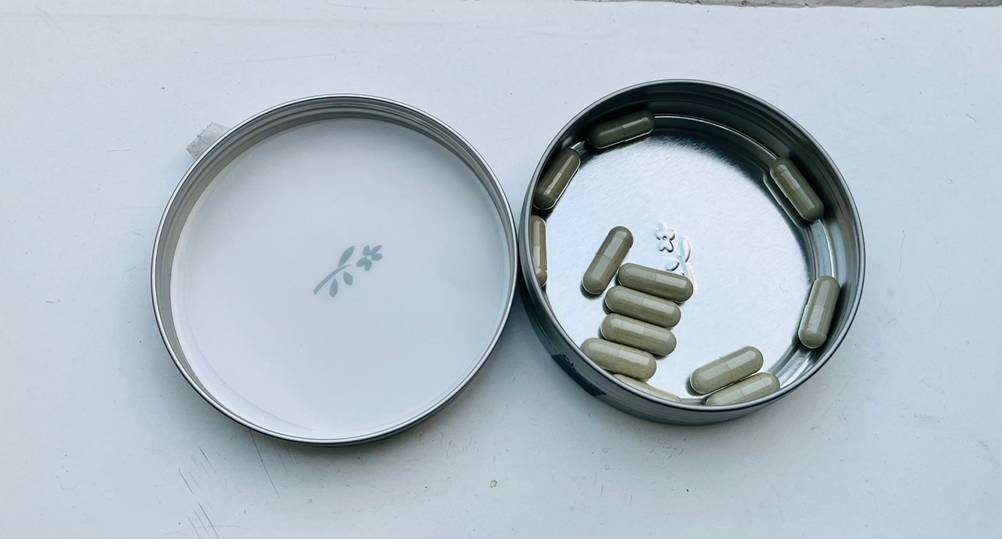 Eine Dose der getesteten Spermidin-Kapseln geöffnet auf einer hellen Oberfläche.