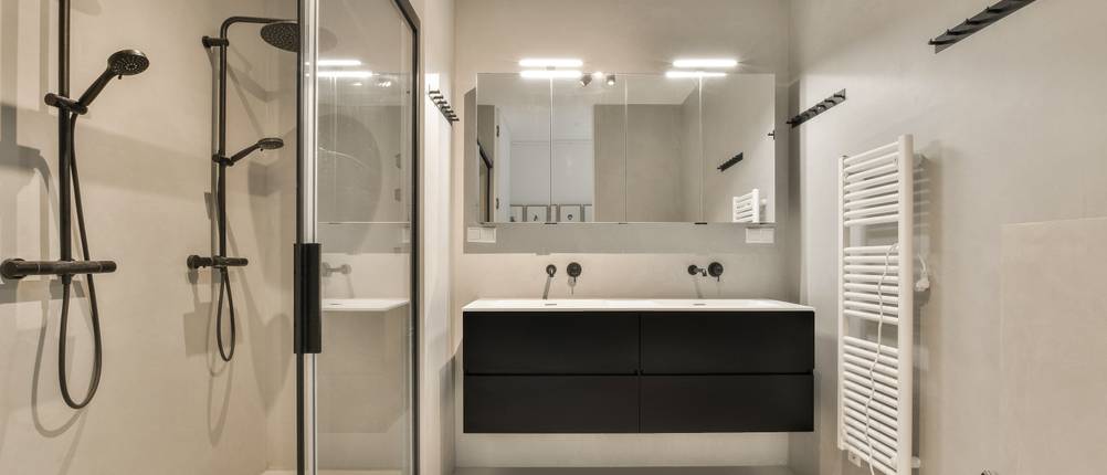 LED-Spiegelleuchte im Test: modernes Badezimmer mit zwei eingeschalteten LED-Spiegelleuchten.