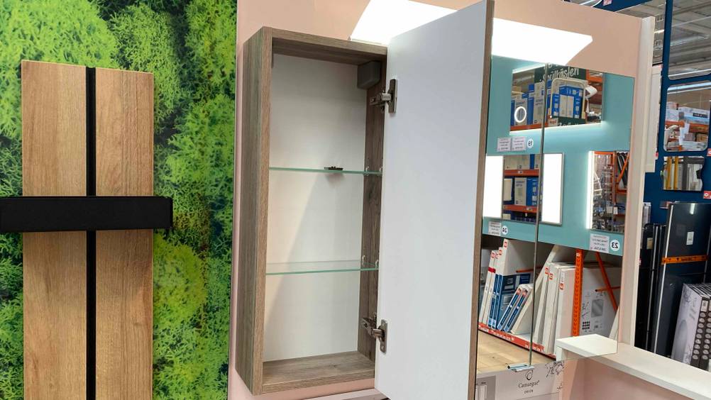 Im Test: Ein Spiegelschrank mit einer geöffneten Türe in einem Bauhaus.