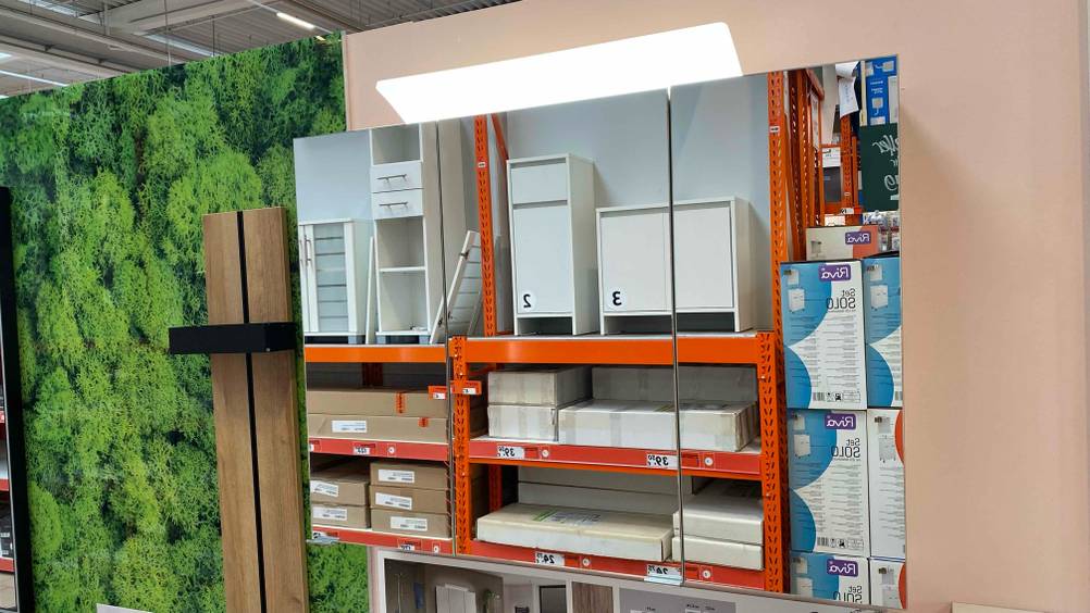 Spiegelschrank getestet: Ein Spiegelschrank in einer Verkaufsfläche mit Lampe.