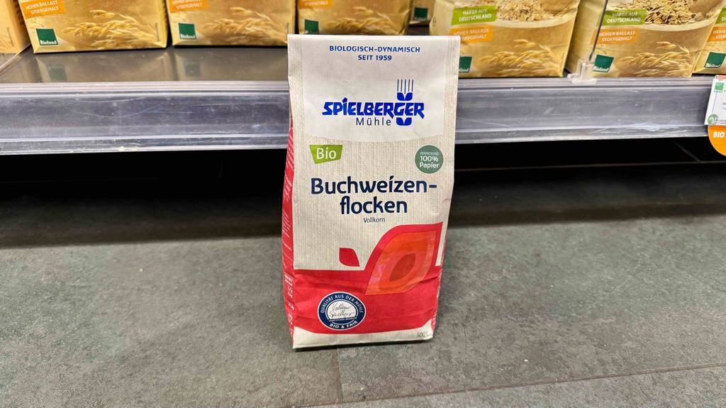 Getestet: Buchweizenflocken in der 500-g-Packung stehen vor einem Verkaufsregal.