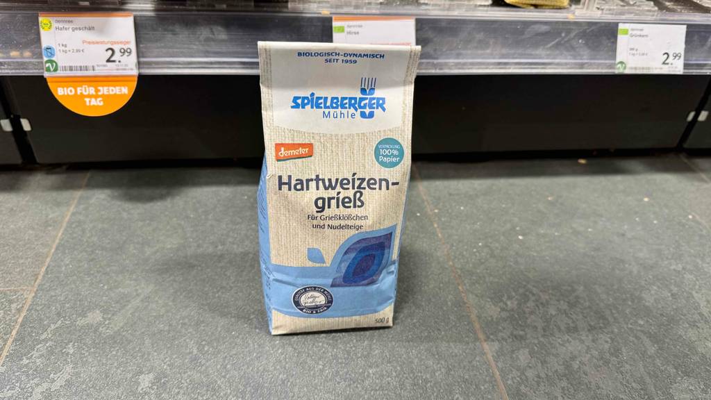 Im Test: Hartweizengrieß in der 500-g-Packung steht vor einem Lebensmittelregal.