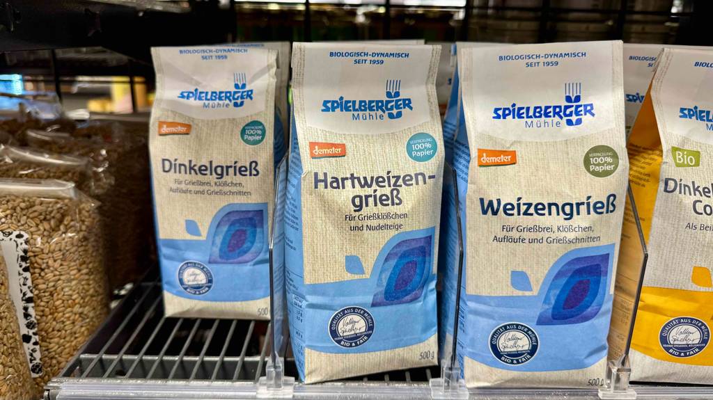 Hartweizengrieß getestet: Mehrere 500-g-Packungen stehen auf einem Lebensmittelregal.