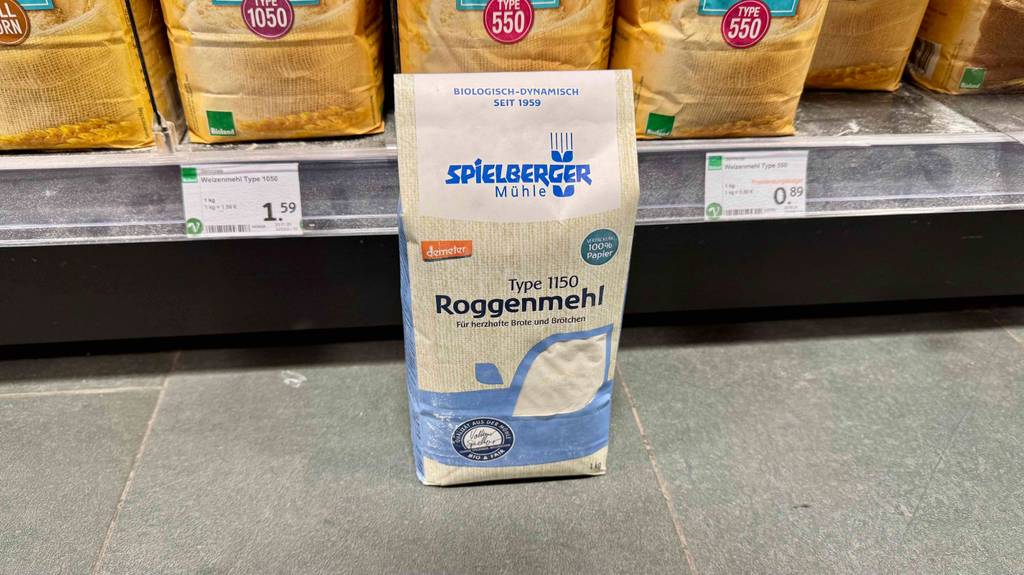Roggenmehl 1150 im Test: Eine 1-kg-Packung steht vor einem Lebensmittelregal im Geschäft.