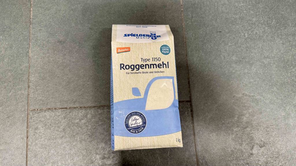 Roggenmehl 1150 im Test: Eine 1-kg-Packung steht vor einem Lebensmittelregal im Geschäft.